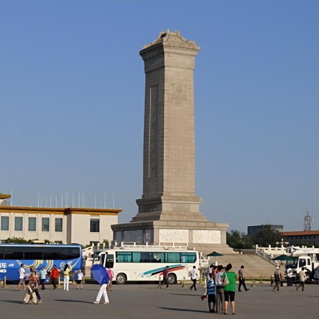 为什么毛泽东不允许英雄纪念碑碑文中提及“中国共产党”？