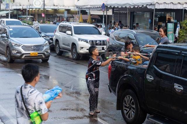 亚洲最穷国	，落后中国30年，女性却惊人开放，很多土豪都想去定居