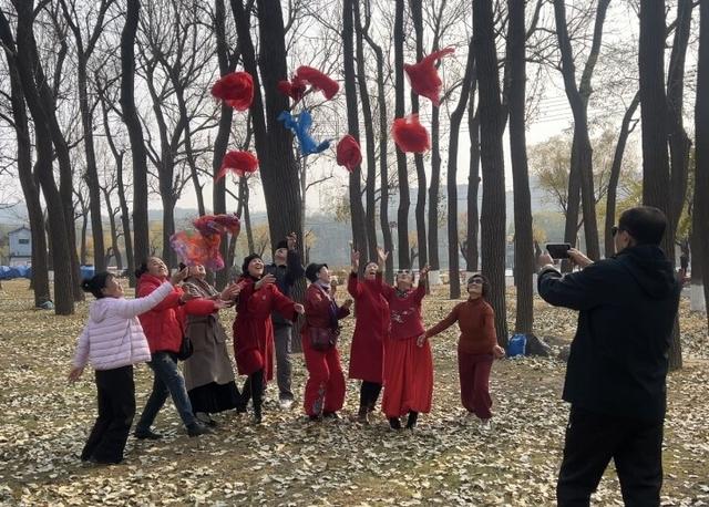 气温升人气旺 景区客流攀升