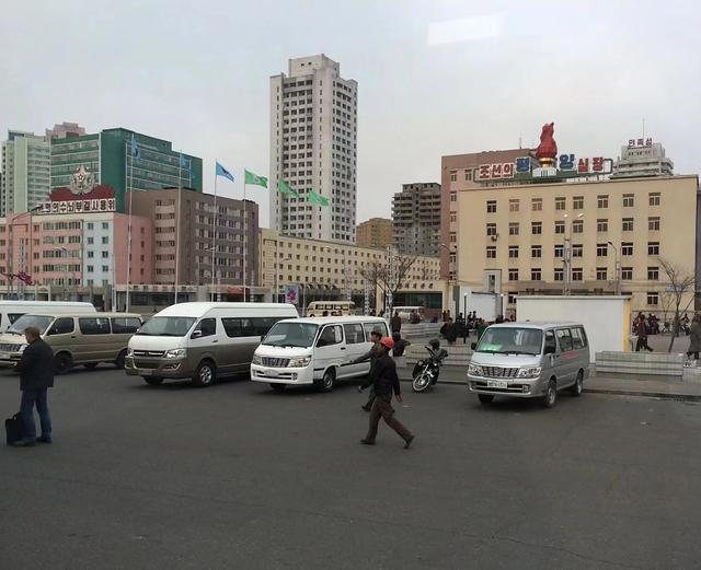 在朝鲜旅游的时候，我们在涉外商店买一瓶可乐，需要三美元