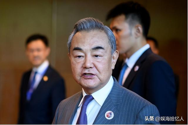 成例外？李在明拒绝出席中国阅兵，王毅挂断电话，留给韩国三连问