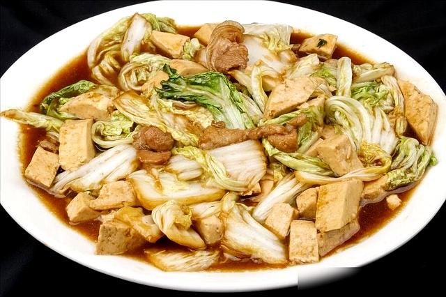 白菜炖豆腐，先炒白菜还是豆腐？大厨教你正确顺序，鲜香又入味