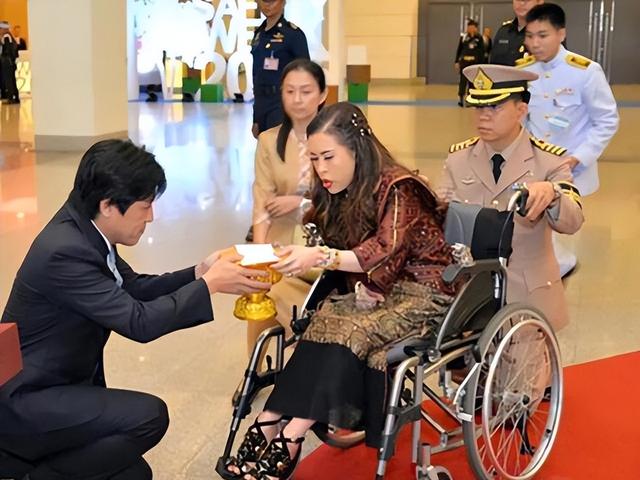 她是国王最宠爱的女儿，却天生丑陋多病，被称为泰国最惨公主