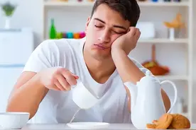 吃完饭就想睡觉，是身体不适还是真累？很有可能是这两种病症图片