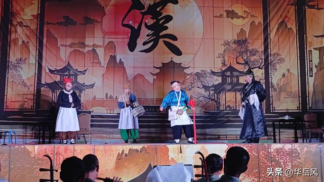 华阴市迷胡快乐苑参加2025潼关古城暑期纳凉晚会专场演出（组图）