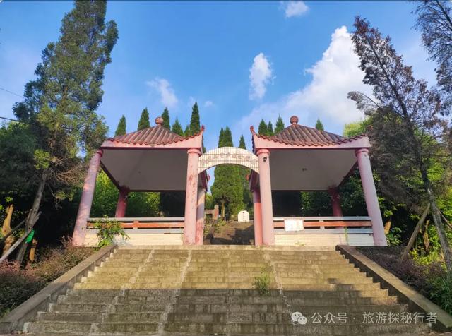 重庆值得尊敬的烈士陵园，白底红字干净整洁，独自游览感慨万千