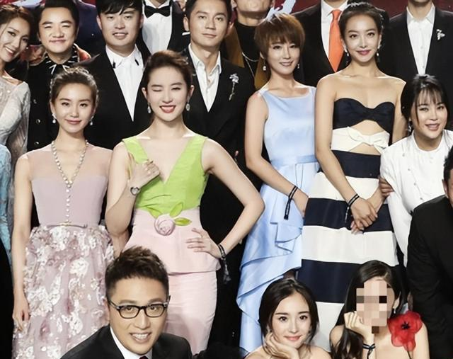 刘亦菲在家玩自拍，不料被镜子“出卖”了，网友直呼：好女人啊！