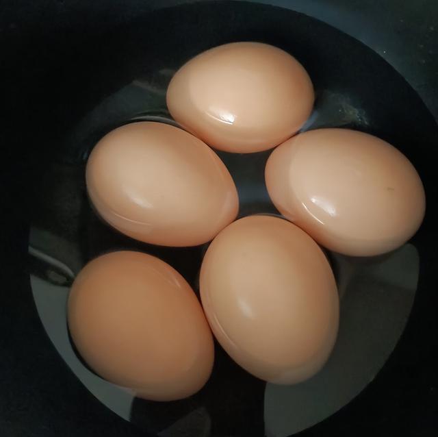 买鸡蛋时，挑干净的还是带鸡屎的？养殖户：都不对！