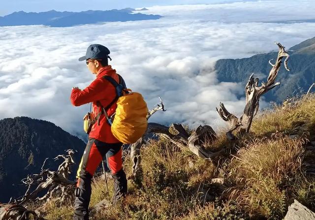 武功山、腾格里火了！徒步的诗与远方，要带“安全”走