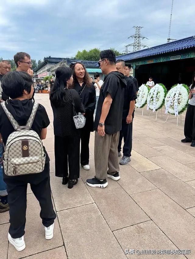 黄安到北京参加千百惠葬礼，向遗体祭拜献花，情绪崩溃在现场痛哭