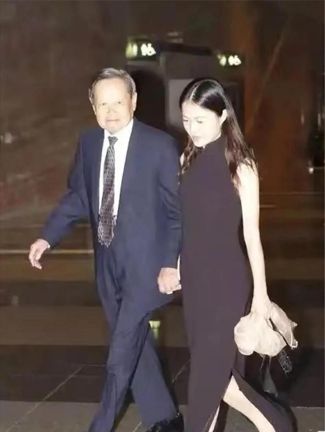 翁帆送别杨振宁，她比杨家人更伤心	，她的肌肤白皙依然年轻