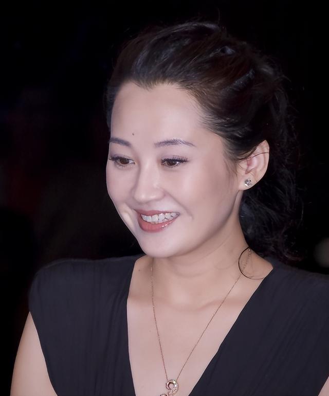 她一生 “风流成性	、老少通吃”，撩汉无数	，现如今56岁却依旧单身