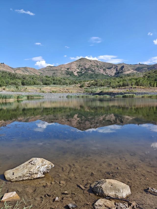 乌市雅山云满台还在维护，一直往西还有蓄水池，在雅山北面山脚下