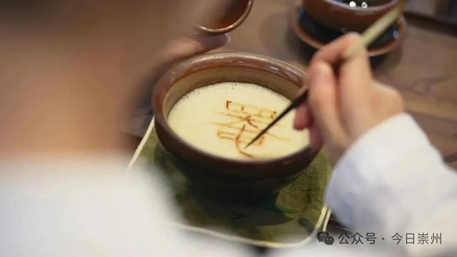 来正东街，尝枇杷茶煮的五花肉......