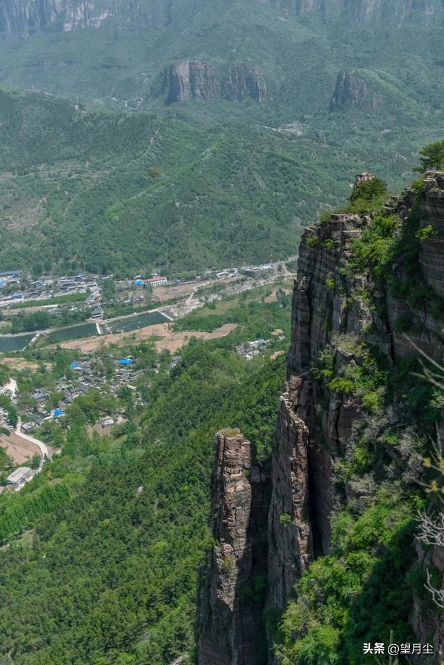 《太行山徒步记：从西走到南》免费的挂壁公路，悠悠然的崖边行走
