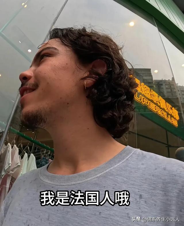 笑晕！法国网红测试中国安全感，网友趣评：我们管这叫“占座”！