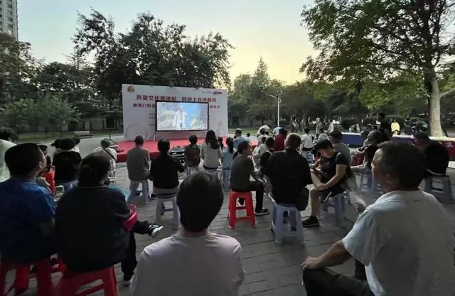 家门口的露天电影院，让你重拾儿时记忆