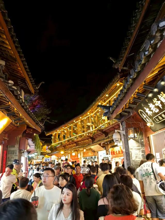 逃离40℃高温!我在丽江20℃的夏夜里,找到了最治愈的人间烟火