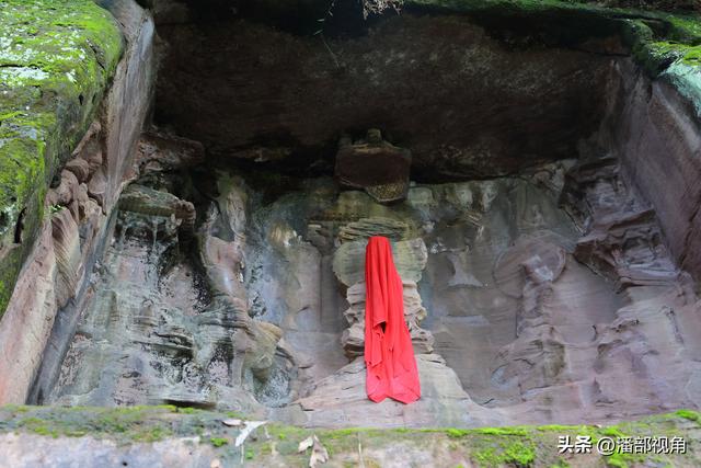 巴蜀石刻：寻访广安岳池坪滩东岩寺摩崖造像