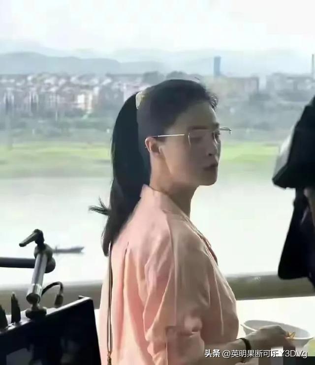 41岁的蒋欣在重庆炸街，瘦成排骨胸筷子腿仍凹凸有致有魅力