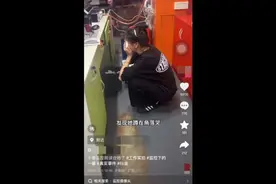 女孩上班时躲在角落偷偷哭，老板查监控后发现图片