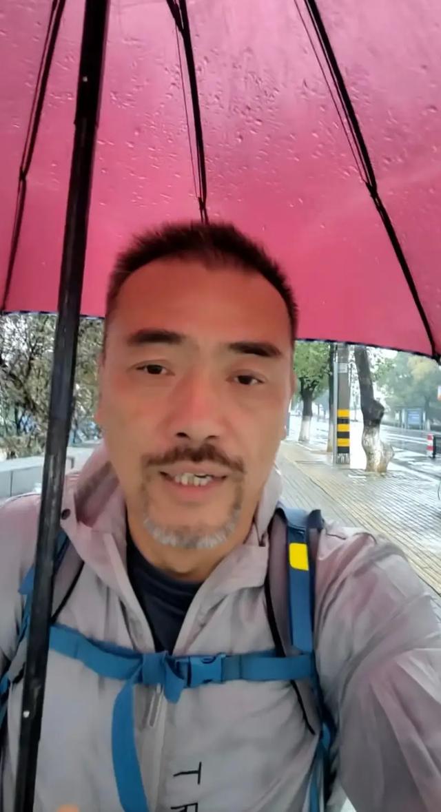 安徽53岁男子徒步1500公里，耗时49天，从深圳走回安徽老家