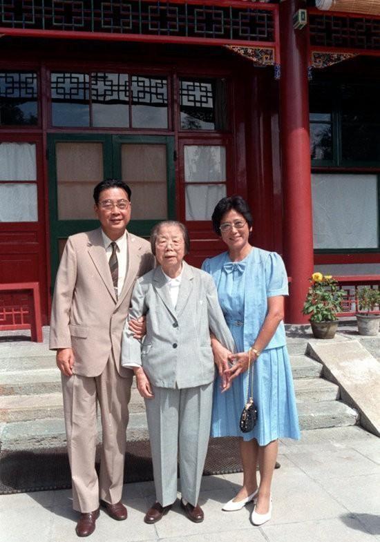 1997年	，李鹏总理全家在玉泉山游玩，难得团聚，女儿女婿罕见出镜