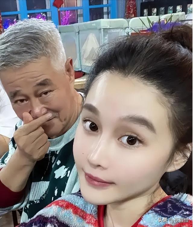 有钱有什么用？68岁赵本山近况曝光，三人打伞伺候，女儿是心头病