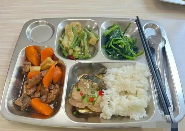 北京下了死命令，2027年底前	，所有中小学必须告别“校外配餐”