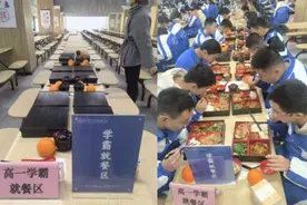 成都一高中设“学霸就餐区”引争议 专家：奖励分三六九等影响教育公平图片