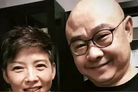 原来她就是陪伴刀郎30年的妻子，难怪刀郎会以这种方式再登神坛！图片