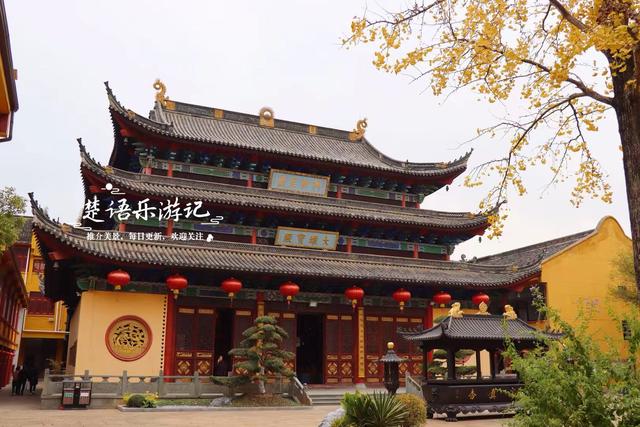 浙江宁波这座千年古寺不鸣则已，一鸣就美哭了，银杏林拍照太出片