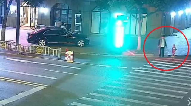 “奥特曼”哭了,他来了!这是一位“00后”的担当