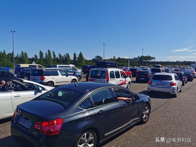 高速旁葡萄藤，让我们邂逅波尔多葡萄酒香
