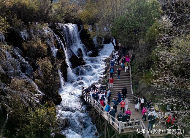 四川阿坝：金秋九寨美如画