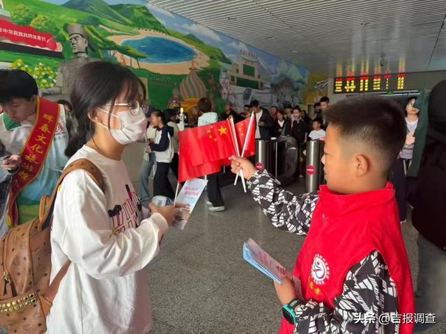 珲春“小导游”上线！双节高铁站里萌娃“圈粉”，游客直呼“被暖到”