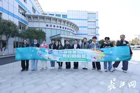 数控机床正在加工哪吒模型！全国大学生社会实践团调研华中数控图片