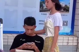 电子厂的爱情很简单，一起上班一起下班，一起吃饭，一起逛街！图片