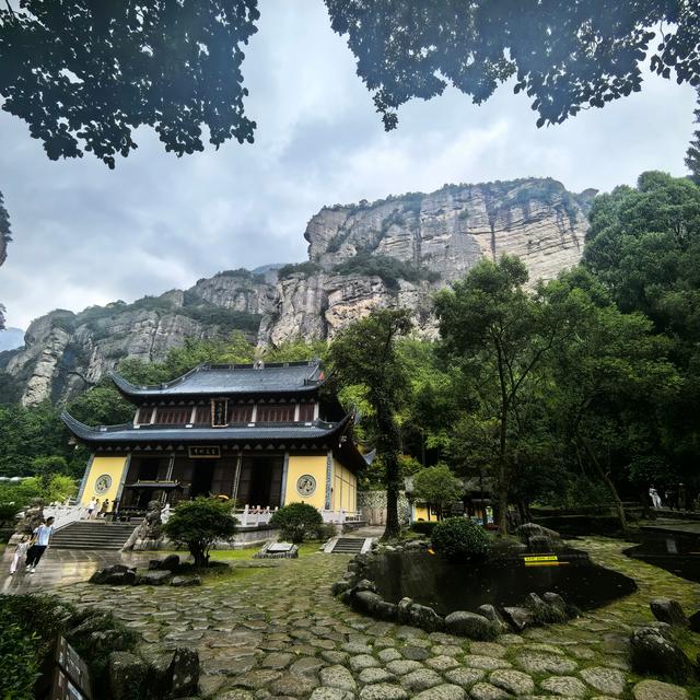 雁荡山太大了，由八个景区组合而成，两山一水为“雁荡三绝”