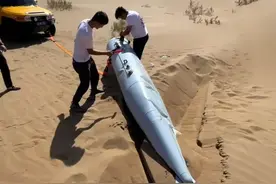 男子沙漠捡到军工厂1700升副油箱，谁捡到归谁？网友：这焊工不错图片