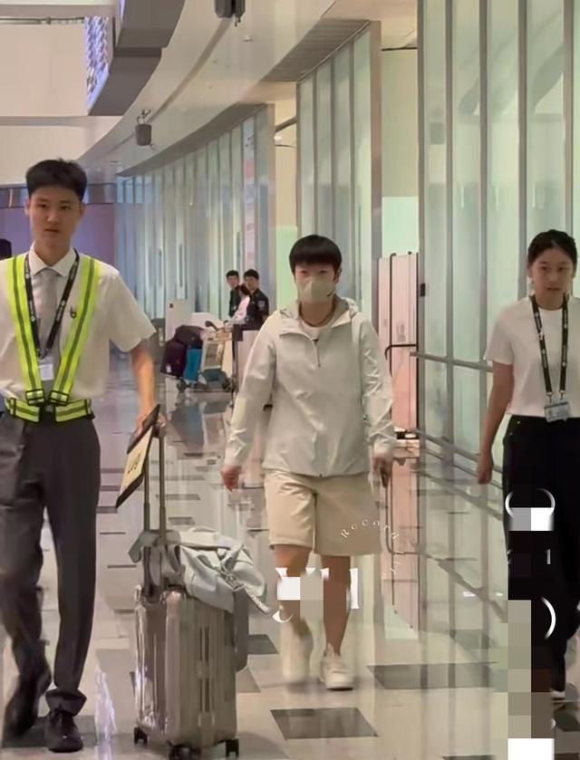 国乒抵达北京，王晨策来接王楚钦，蒯曼发动态，曼昱给小朋友签名