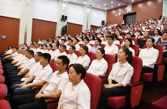 公职人员穿脏童装退货，骂商家"孩子下地狱"？辞职道歉就完了？