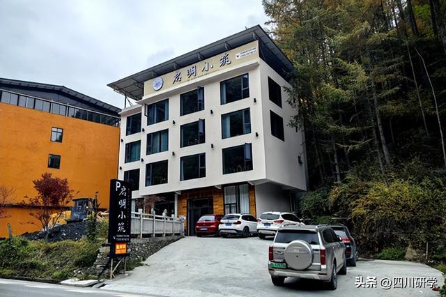 汶川卧龙赏秋正当时 民宿吸引八方客