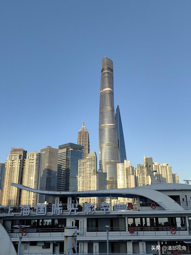 冬日暖阳里的上海街景