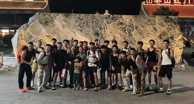 陪爬泰山，大学生月入过万