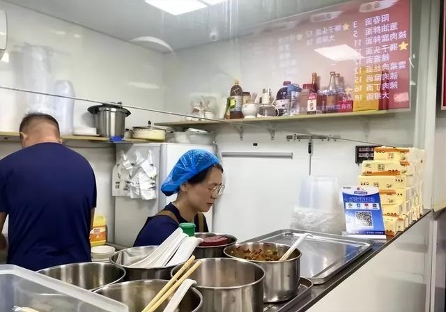 上海面馆48元一杯茅台爆火后，恶心的一幕出现，老板无奈连夜下架