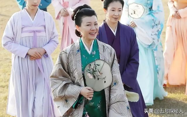 与四婚名导同居三年流产两次不结婚，转身下嫁穷小子，如今咋样？
