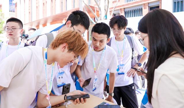 200名学生走进华为练秋湖研发基地，探秘鸿蒙生态“黑科技”