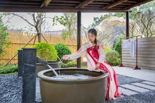 5分钟到达新兴南站！凭高铁票住房享9折优惠、泡汤泉低至¥48元/人！来禅域小镇玩转两天一夜！