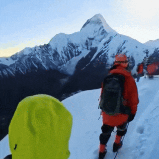 户外徒步打卡变生死赌局：零门槛攻略害人命 康定雪地悲剧震醒全国